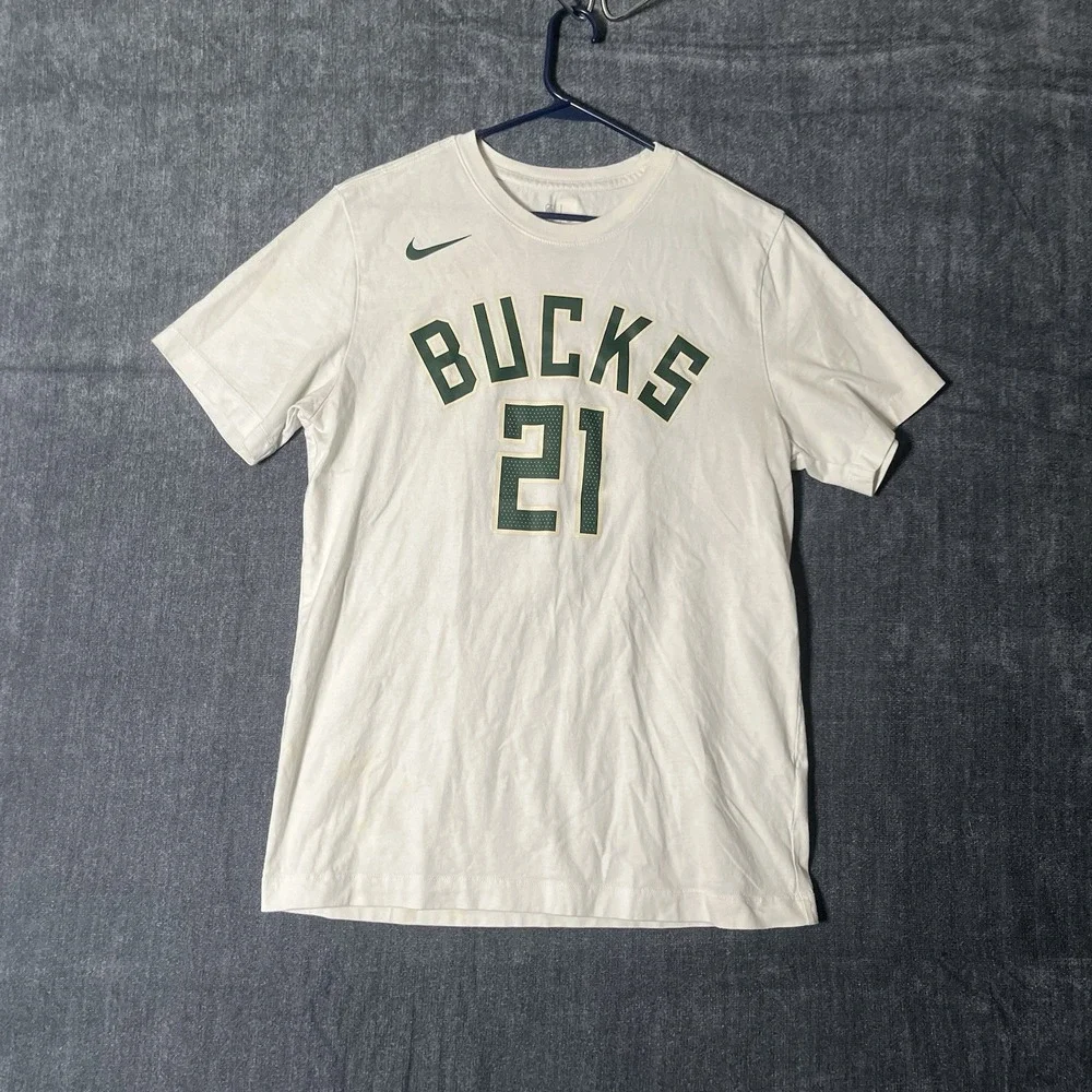 The Nike Tee NBA Bucks Shirt Holiday 21 Boys Medium White Cotton Crew Neck (READ